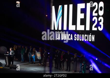 Buenos Aires, Argentina. 18 ottobre 2023. Javier Milei (l), candidato presidenziale del partito la Libertad avanza (Freedom Advances), parla all'evento di chiusura della campagna. Credito: Florencia Martin/dpa/Alamy Live News Foto Stock