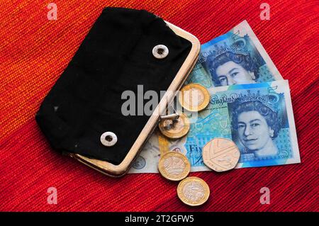 borsetta e contanti da donna, sterline Foto Stock