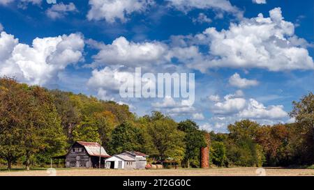 Paesaggio di campagna con un vecchio fienile Foto Stock