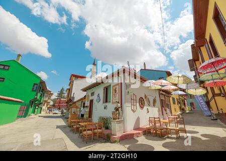 Eskisehir, Turchia - 2 agosto 2023: Quartiere storico di Odunpazari, architettura turca tradizionale e creatività moderna. Era ottomana ben conservata Foto Stock