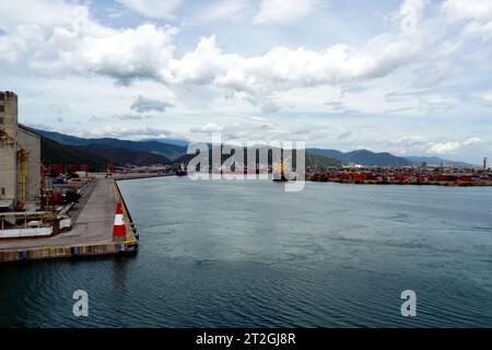 Bacino portuale di Puerto Cabello con navi ormeggiate in container e terminal cargo generale. Foto Stock