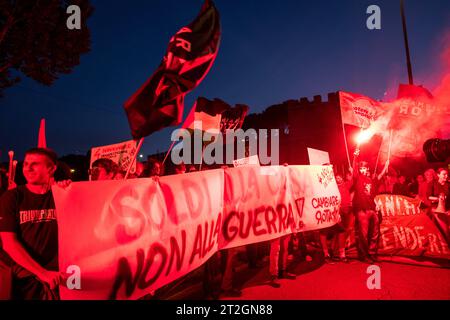 Roma, RM, Italia. 19 ottobre 2023. Gli attivisti per il diritto di alloggio si riuniscono a Roma per marciare verso il Ministero delle infrastrutture e dei trasporti. "Soldi per la casa non per la guerra" è uno dei loro slogan. (Immagine di credito: © Marco di Gianvito/ZUMA Press Wire) SOLO USO EDITORIALE! Non per USO commerciale! Foto Stock