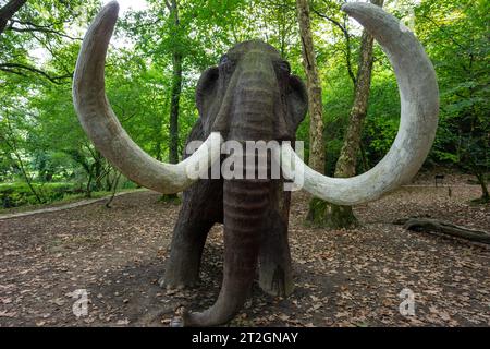 Figura di un mammut a grandezza naturale, Parco paleolitico della Cueva del Valle, Rasines, Cantabria, Spagna Foto Stock