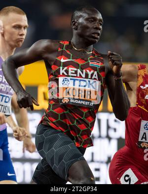 Emmanuel Kipkurui Korir del Kenya gareggia nei 800 m di calore maschile ai Campionati del mondo di atletica leggera al Centro Nazionale di atletica leggera di Budapest Foto Stock