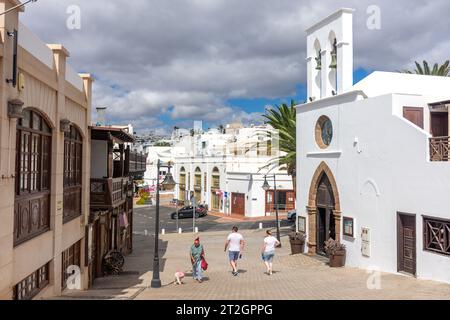 Via nella città Vecchia, Puerto del Carmen, Lanzarote, Isole Canarie, Regno di Spagna Foto Stock