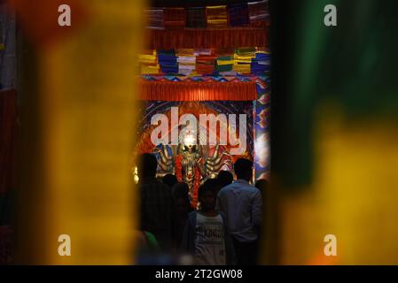 Kolkata City, India. 19 ottobre 2023. I devoti si tuffano all'interno di un luogo di culto temporaneo e decorato, della dea indù Durga, come parte delle celebrazioni del Durga Puja Festival. Il 19 ottobre 2023 a Calcutta, in India. (Immagine di credito: © Dipa Chakraborty/eyepix via ZUMA Press Wire) SOLO USO EDITORIALE! Non per USO commerciale! Foto Stock