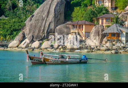 20 aprile 2023 Ko Tao Thailandia - la bella foto delle potenti barche a motore tailandesi che i turisti amano. Foto Stock