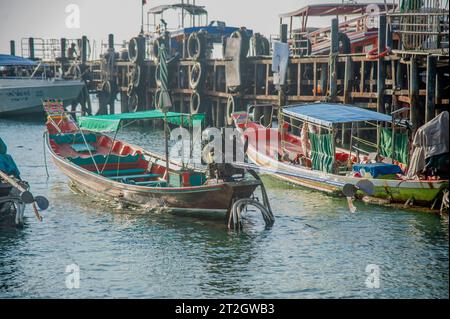 20 aprile 2023 Ko Tao Thailandia - la bella foto delle potenti barche a motore tailandesi che i turisti amano. Foto Stock