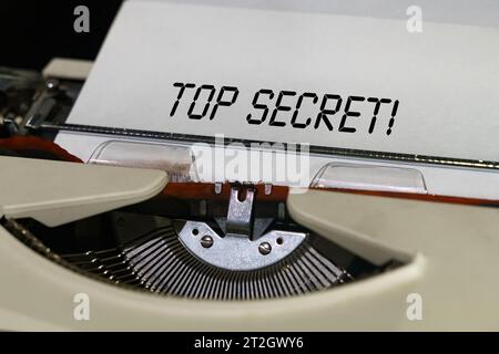 Economia e finanza. Il testo viene stampato su una macchina da scrivere - Top Secret Foto Stock