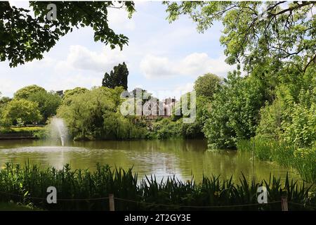 La vista della residenza di Bletchley Park vista dal lago. Negli anni '1990 è stato rivelato che era un centro di violazione del codice della seconda guerra mondiale sotto copertura. Foto Stock