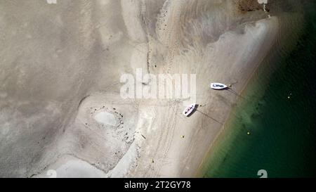 Due barche sulla sabbia, viste da un drone direttamente sopra Foto Stock