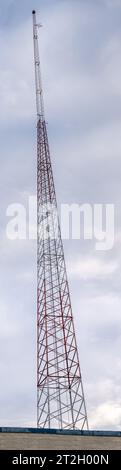 Torre antenna trasmissione stazione radio radio estremamente alta Foto Stock
