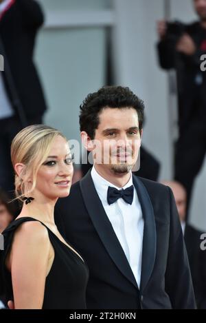 Damien Chazelle con Olivia Hamilton sul Red carpet della serata inaugurale del Festival del Cinema di Venezia (crediti: Andrea Paoletti) Foto Stock