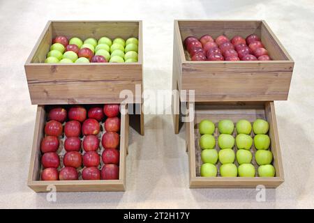 Mele verdi e rosse in casse di legno vetrina Fruit Foto Stock