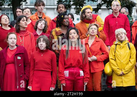 Londra, Regno Unito. 19 ottobre 2023. Lo Stop Shopping Choir si esibisce a Marble Arch mentre gli attivisti climatici di Fossil Free London, Extinction Rebellion e altre organizzazioni si preparano a organizzare una marcia "Oily Money Out" all'InterContinental Hotel, dove si svolge l'Energy Intelligence Forum. Precedentemente noto come "Oil & Money Conference", l'evento vede i dirigenti e i politici delle principali compagnie petrolifere riunirsi per discutere di strategie che, dicono i manifestanti, non includono i tagli alla produzione di combustibili fossili necessari per combattere il riscaldamento globale. Crediti: Ron Fassbender/Alamy Live News Foto Stock