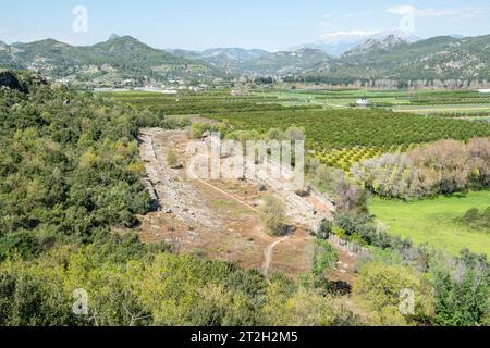 Rovine di un antico stadio nell'antico sito di Aspendos in Turchia. Aspendos era un'antica città greco-romana nella provincia di Antalya in Turchia. Il sito è lo Foto Stock