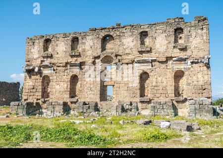 I resti del ninfeo (fontana monumentale) sulla collina dell'acropoli di Aspendos antico sito in Turchia. Foto Stock