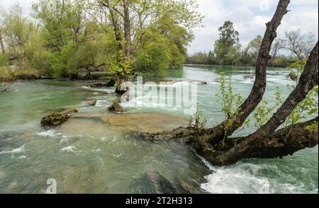 Fiume Manavgat a Manavgat, provincia di Antalya, Turchia. Vista del fiume più basso della cascata Manavgat. Foto Stock