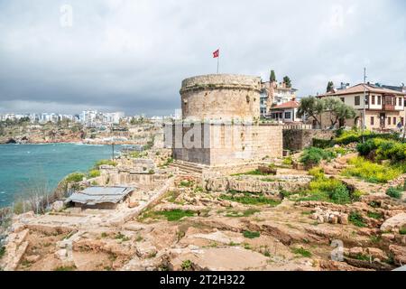 Torre Hidirlik nel quartiere storico di Kaleici ad Antalya, Turchia. La Hidirlik Tower è una torre di pietra preziosa ad Antalya, in Turchia, dove Kaleici me Foto Stock