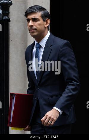 Londra, Regno Unito. 18 ottobre 2023. Il primo Ministro Rishi Sunak lascia 10 Downing Street per andare al Parlamento per rispondere alle domande del primo Ministro a Londra. (Foto di Tejas Sandhu/SOPA Images/Sipa USA) credito: SIPA USA/Alamy Live News Foto Stock