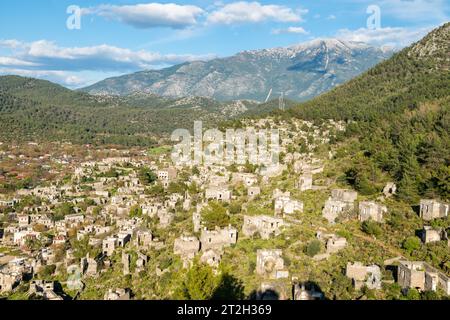 Vista sulle case in rovina di Kayakoy (Levissi) abbandonato villaggio vicino Fethiye nella provincia di Mugla in Turchia. Levisi fu disertata dalla sua maggior parte greca Foto Stock