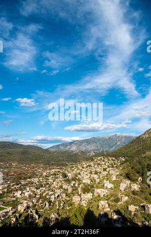 Vista sulle case in rovina di Kayakoy (Levissi) abbandonato villaggio vicino Fethiye nella provincia di Mugla in Turchia. Levisi fu disertata dalla sua maggior parte greca Foto Stock