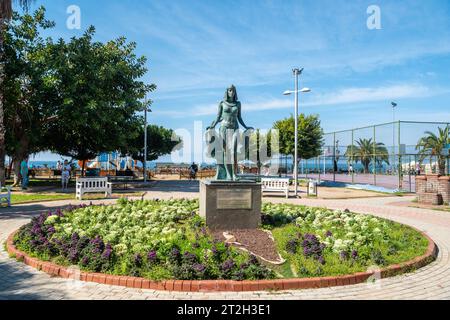 Alanya, Turchia – 26 marzo 2023. Statua di Cleopatra ad Alanya, Turchia. Situata sul lungomare di Cleopatra Beach, la statua è stata realizzata dallo scultore Ayla A. Foto Stock