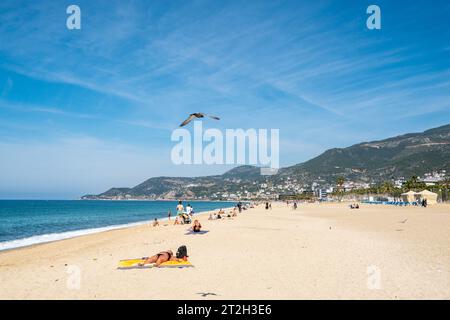 Alanya, Turchia – 26 marzo 2023. Spiaggia di Cleopatra ad Alanya, Turchia. Vista con le persone in una giornata di sole. Foto Stock