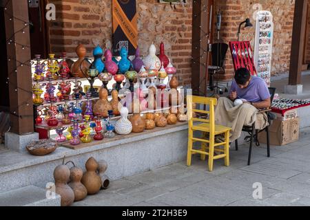 Alanya, Turchia – 26 marzo 2023. Negozio di artigianato che vende lampade di zucca orientali ad Alanya, Turchia. Ammira il dipinto di un artista e decora la pum Foto Stock