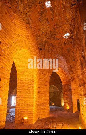 Alanya, Turchia – 26 marzo 2023. Vista interna della Torre Rossa di Alanya, Turchia. Vista dei corridoi con passaggi ad arco. La d ottagonale a cinque piani Foto Stock