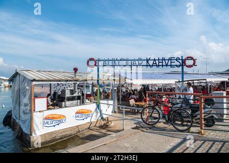 Alanya, Turchia – 26 marzo 2023. Balikcilar Kahvesi Fish Cafe sul lungomare del porto di Alanya, Turchia. Il posto serve pesce e sandwi balik ekmek Foto Stock