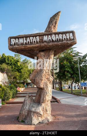 Alanya, Turchia – 26 marzo 2023. Cartello della grotta di Damlatas su un pezzo di roccia che imita una stalagmite all'ingresso della grotta di Alanya, Turchia. Situato a. Foto Stock