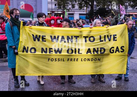 I manifestanti della ribellione dell'estinzione marciano da Marble Arch all'Intercontinental Hotel London con un grande striscione di protesta "niente nuovo petrolio e gas". 23 ottobre. Foto Stock