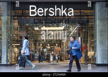 Madrid, Spagna. 16 ottobre 2023. Gli amanti dello shopping passeranno davanti al marchio di moda spagnolo di proprietà di Inditex, Bershka, negozio di Madrid. (Immagine di credito: © Xavi Lopez/SOPA Images via ZUMA Press Wire) SOLO PER USO EDITORIALE! Non per USO commerciale! Foto Stock