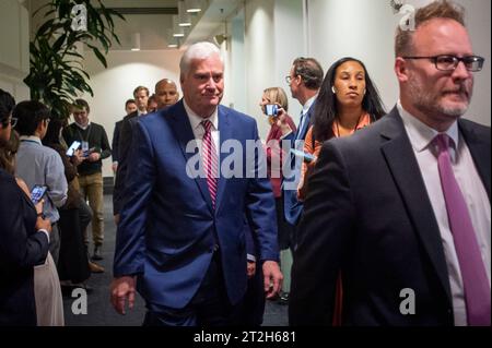 La maggioranza repubblicana della camera Whip Tom Emmer repubblicano del Minnesota parte da una riunione della House Republican Conference presso il Campidoglio degli Stati Uniti a Washington, DC, giovedì 19 ottobre 2023. Copyright: XRodxLamkeyx/xCNPx/MediaPunchx credito: Imago/Alamy Live News Foto Stock