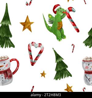 Motivo acquerello con grazioso drago in cappello di Babbo Natale rosso con dolci natalizi, torta, stella, cacao con marshmallow in tazza pupazzo di neve, stella di Natale. Simbolo Foto Stock