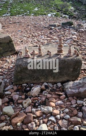 Stone Towers sulla spiaggia di Swanbridge vicino a Penarth South Wales U Foto Stock