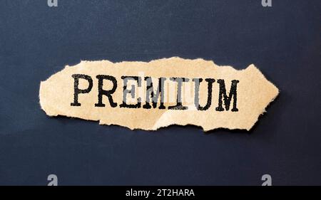 Blocco lettera nella parola premium su uno sfondo di legno Foto Stock