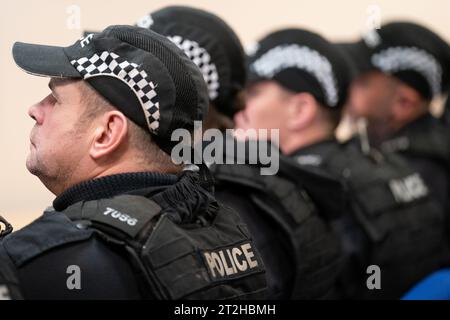 Gli agenti della polizia delle West Midlands assistono a un briefing prima di un'incursione delle linee della contea a Coventry. Gli agenti della polizia di Coventry si sono Uniti a colleghi specializzati per eseguire cinque mandati in tutta la città durante il raid e hanno chiuso diverse fabbriche di cannabis con un valore complessivo di oltre £ 850.000. Data foto: Mercoledì 11 ottobre 2023. Foto Stock