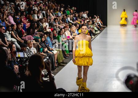 Johannesburg, Sudafrica. 19 ottobre 2023. Un modello presenta una creazione delle collezioni Autunno/Inverno 2024 del collettivo Bam durante la settimana della moda sudafricana a Johannesburg, in Sudafrica, il 19 ottobre 2023. Crediti: Zhang Yudong/Xinhua/Alamy Live News Foto Stock