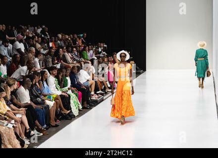 Johannesburg, Sudafrica. 19 ottobre 2023. Un modello presenta una creazione delle collezioni Autunno/Inverno 2024 del collettivo Bam durante la settimana della moda sudafricana a Johannesburg, in Sudafrica, il 19 ottobre 2023. Crediti: Zhang Yudong/Xinhua/Alamy Live News Foto Stock