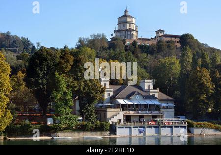 Torino, Piemonte, Italia. 09-30-2023 la Chiesa di Santa Maria al Monte dei Cappuccini e il circolo di canottaggio sul po. Foto Stock