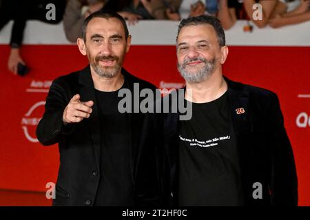 Roma, Italia. 19 ottobre 2023. I registi Antonio e Marco Manetti assistono al Red carpet per il film "Diabolik chi sei" durante il 18° Festival del Cinema di Roma presso l'Auditorium Parco della musica il 19 ottobre 2023 a Roma. Crediti: Insidefoto di andrea staccioli/Alamy Live News Foto Stock