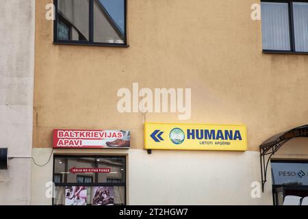 Immagine di un cartello con il logo di Humana People per le persone del loro negozio di seconda mano a riga, in Lettonia. Humana è un'organizzazione di beneficenza specializzata in Foto Stock