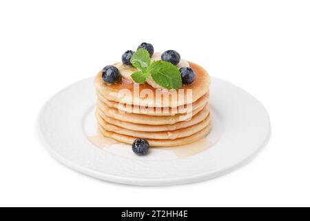 Deliziosi pancake con fette di banana, mirtilli e menta isolati su bianco Foto Stock