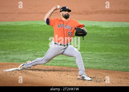 Arlington, Stati Uniti. 19 ottobre 2023. Il lanciatore titolare degli Houston Astros Jose Urquidy lanciò il primo inning contro i Texas Rangers in gara 4 degli ALCS al Globe Life Field di Arlington, Texas, giovedì 19 ottobre 2023. Foto di Ian Halperin/UPI. Crediti: UPI/Alamy Live News Foto Stock