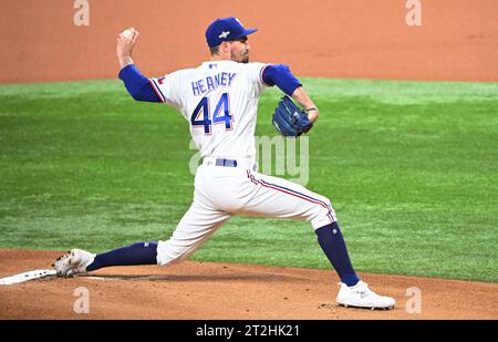 Arlington, Stati Uniti. 19 ottobre 2023. Il lanciatore titolare dei Texas Rangers Andrew Heaney lanciò il primo inning contro gli Houston Astros in gara 4 degli ALCS al Globe Life Field di Arlington, Texas, giovedì 19 ottobre 2023. Foto di Ian Halperin/UPI. Crediti: UPI/Alamy Live News Foto Stock