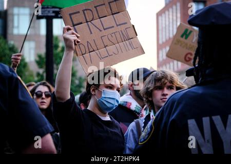 New York, NY, USA. 17 ottobre 2023. Protesta per la Palestina libera a New York il 17 ottobre 2023. Crediti: Katie Godowski/Media Punch/Alamy Live News Foto Stock