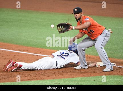 Arlington, Stati Uniti. 19 ottobre 2023. I Texas Rangers Evan Carter si tuffano al primo posto quando Jose Abreu, prima base degli Houston Astros, attende il lancio di un tentativo di decollo nel terzo inning della quarta partita degli ALCS al Globe Life Field di Arlington, Texas, giovedì 19 ottobre 2023. Foto di Ian Halperin/UPI. Crediti: UPI/Alamy Live News Foto Stock