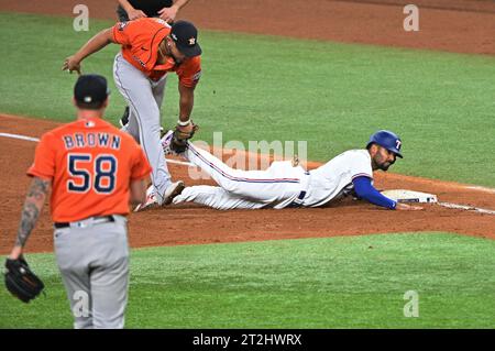 Arlington, Stati Uniti. 19 ottobre 2023. Marcus Semien dei Texas Rangers viene eliminato dal primo base degli Houston Astros Jose Abreu in una doppia giocata nel quinto inning nella quarta partita dell'ALCS al Globe Life Field di Arlington, Texas, giovedì 19 ottobre 2023. Foto di Ian Halperin/UPI. Crediti: UPI/Alamy Live News Foto Stock